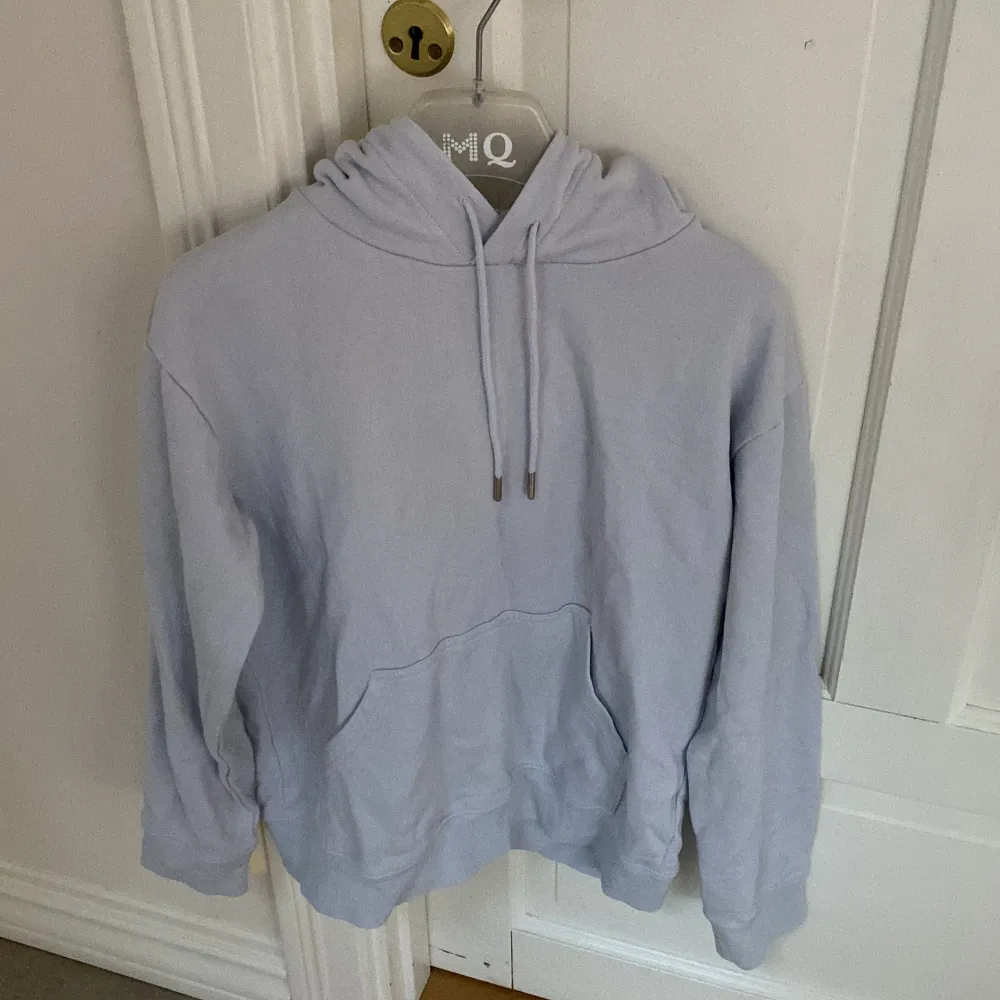 En ljusblå hoodie från H&M som är i storlek xs. Den är i väldigt bra skick och är andvänd 1 gång och jag säljer pga att den inte kommer till användning. Priset kan diskuteras!. Tröjor & Koftor.