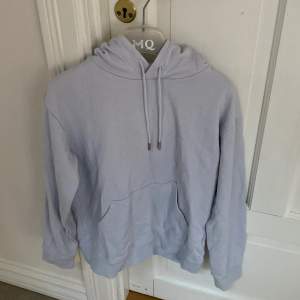 En ljusblå hoodie från H&M som är i storlek xs. Den är i väldigt bra skick och är andvänd 1 gång och jag säljer pga att den inte kommer till användning. Priset kan diskuteras!