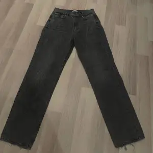 Säljer dessa gråa jeans från Gina tricot i straight modell! Kontakta gärna om du har fler frågor! 💓