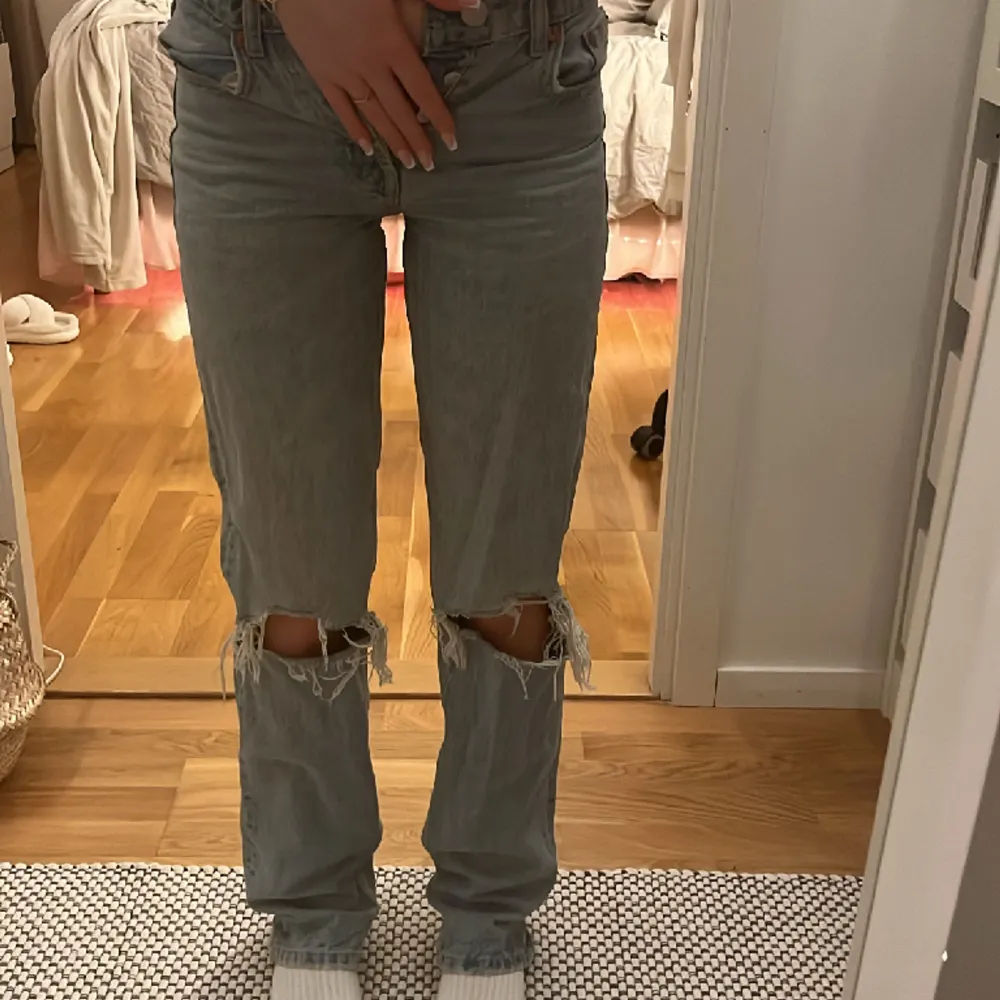 Jeans från Zara storlek 32, säljs ej längre. Säljer pga för små (kan ej knäppa byxorna). Otroligt bra skick, knappt använda.  Har fler bilder och visa!💕. Jeans & Byxor.