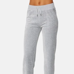 Juicy Couture classic velour pant - Säljer dessa snygga Juicy Couture classic velour byxorna i färgen grå❤️Dem är i mycket bra skick men har en liten missfärgning längst ned, menkommer ej till användning❤️pris kan diskuteras 