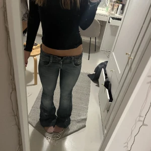 Lågmidjade bootcut jeans - Säljer dessa otroligt snygga lågmidjade bootcut jeansen😍😍 