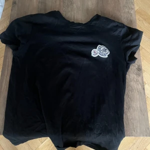 Moncler t shirt - Tjenare, säljer min moncler t shirt då den är för liten för mig. Köpt på nk i Göteborg nypris runt 2800 tror jag. Bra skick!  Mitt pris kan diskuteras!