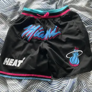 Säljer nu mina miami heat shorts som jag köpte i florida i miami på någon butik där fickor där bak med dragkedja  och två vanliga fickor där fram köparen står för frakt