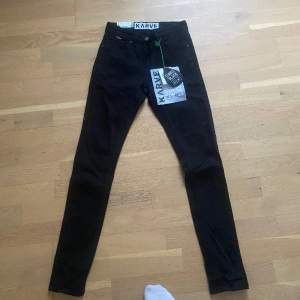 Helt nya och snygga jeans med lappar kvar, ny pris 699kr, i storleken 28/30, hör av er vid funderingar😀