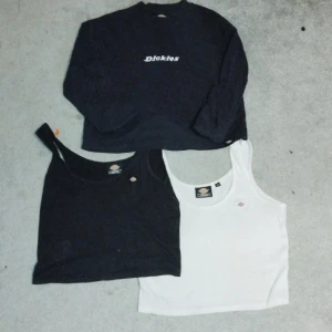 Dickies tröjor - 2 Dickies linnen, 2 Dickies tröjor. Allt är croppat, har även en vit långärmad matchande men måste hitta den först. Alla går för 500. Varsin tröja för 150. Alla kläder jag säljer tvättas såklart innan leverans, frakt kostar inte.. Prissänkning kan