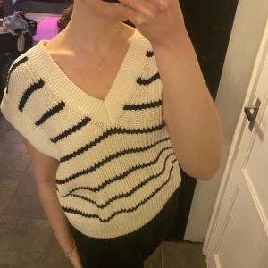 stickad väst - Jättefin stickad randig väst med v-ringad hals. I nyskick och aldrig använd! ☺️