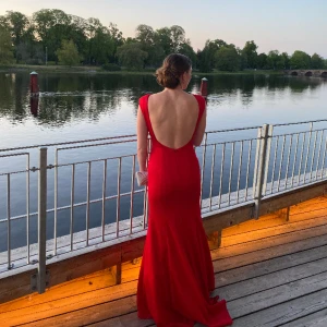 Röd balklänning - Jättefin röd klänning med djup rygg.❤️ Använts två gånger samt kemtvättad 2 gånger. I bra skick. Om du vill ha fler bilder och info är det bara att skicka! Pris kan diskuteras.