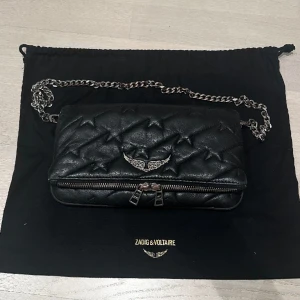 Zadig rock bag - INTRESSEKOLL! Pa min Zadig väska då den tyvvär inte kommit till användning på nästan 2 år ! Använt skick! Skriv gärna prisförslag, självklart finns kvitto, dustbag och även de långa bandet med