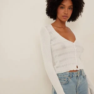 Kofta - Säljer denna stickade kofta i storlek m. Sällan använd och säljer pga den inte kommer till användning längre. Köpte för 379kr och säljer för 150kr🩷