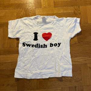 Vit t-shirt med trycket ”I love swedish boy” står XXS på lappen men passar mig med S.
