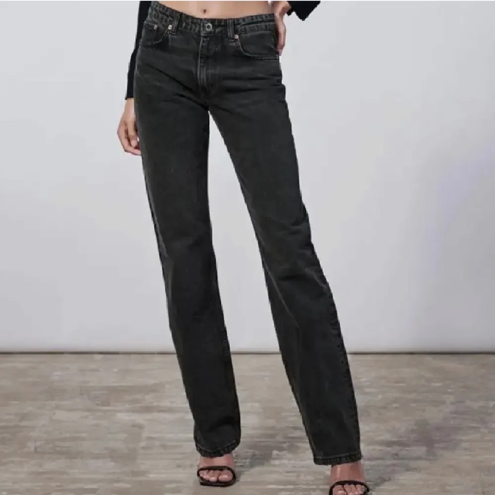 Mid rise straight leg från Zara i en svart grå färg . Jeans & Byxor.