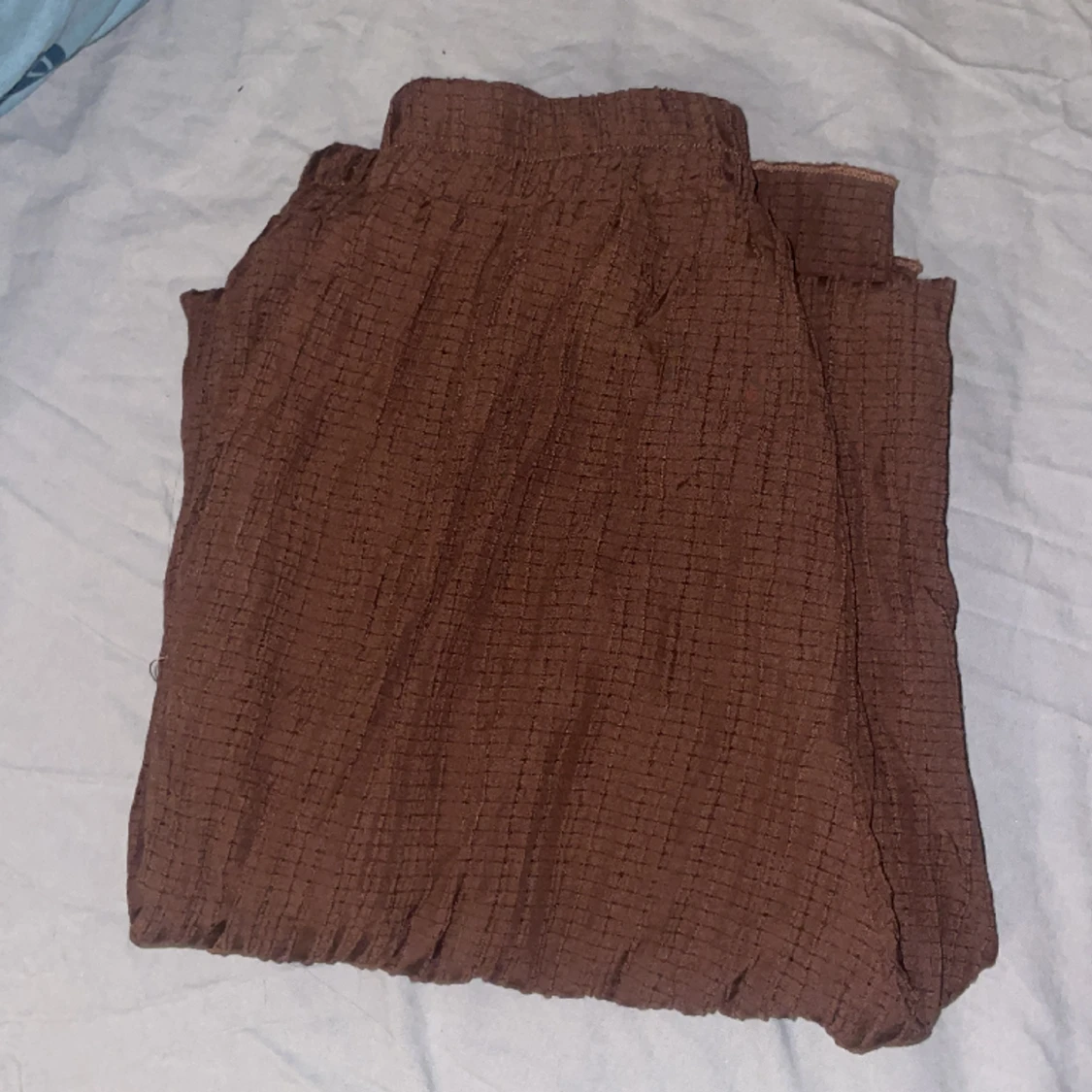 Bruna byxor med blus - 90