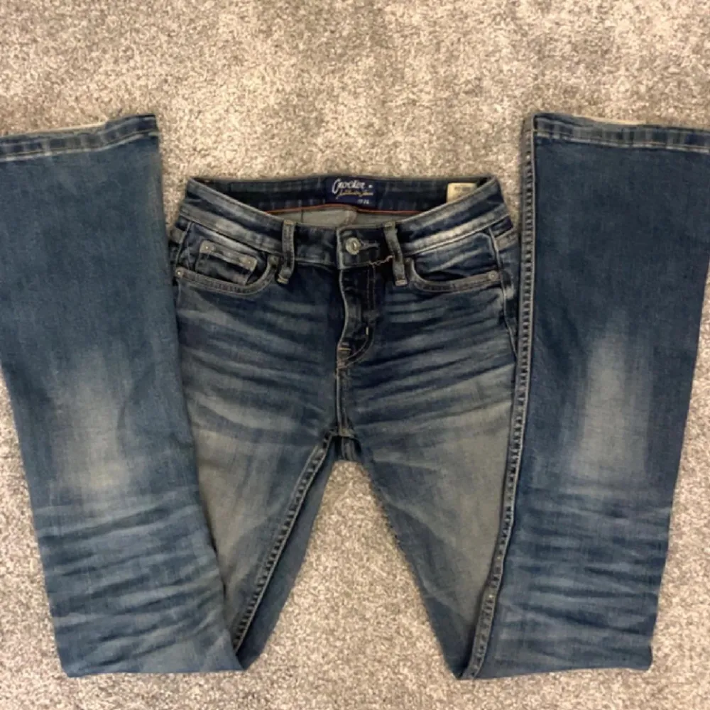 Säljer ett par jättefina mörkblå lågmidjade jeans!❤️ De är från crocker och passar mig perfekt som är 162 men är väldigt stora i storleken. Skriv för fler bilder på jeansen❤️( Kom ihåg att köparen står för frakten!👌 ). Jeans & Byxor.