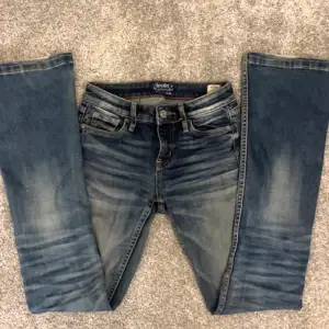 Säljer ett par jättefina mörkblå lågmidjade jeans!❤️ De är från crocker och passar mig perfekt som är 162 men är väldigt stora i storleken. Skriv för fler bilder på jeansen❤️( Kom ihåg att köparen står för frakten!👌 )