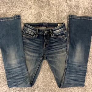 Lågmidjade jeans - Säljer ett par jättefina mörkblå lågmidjade jeans!❤️ De är från crocker och passar mig perfekt som är 162 men är väldigt stora i storleken. Skriv för fler bilder på jeansen❤️Obs! De har en liten reva på loggan där bak, men inget som syns!