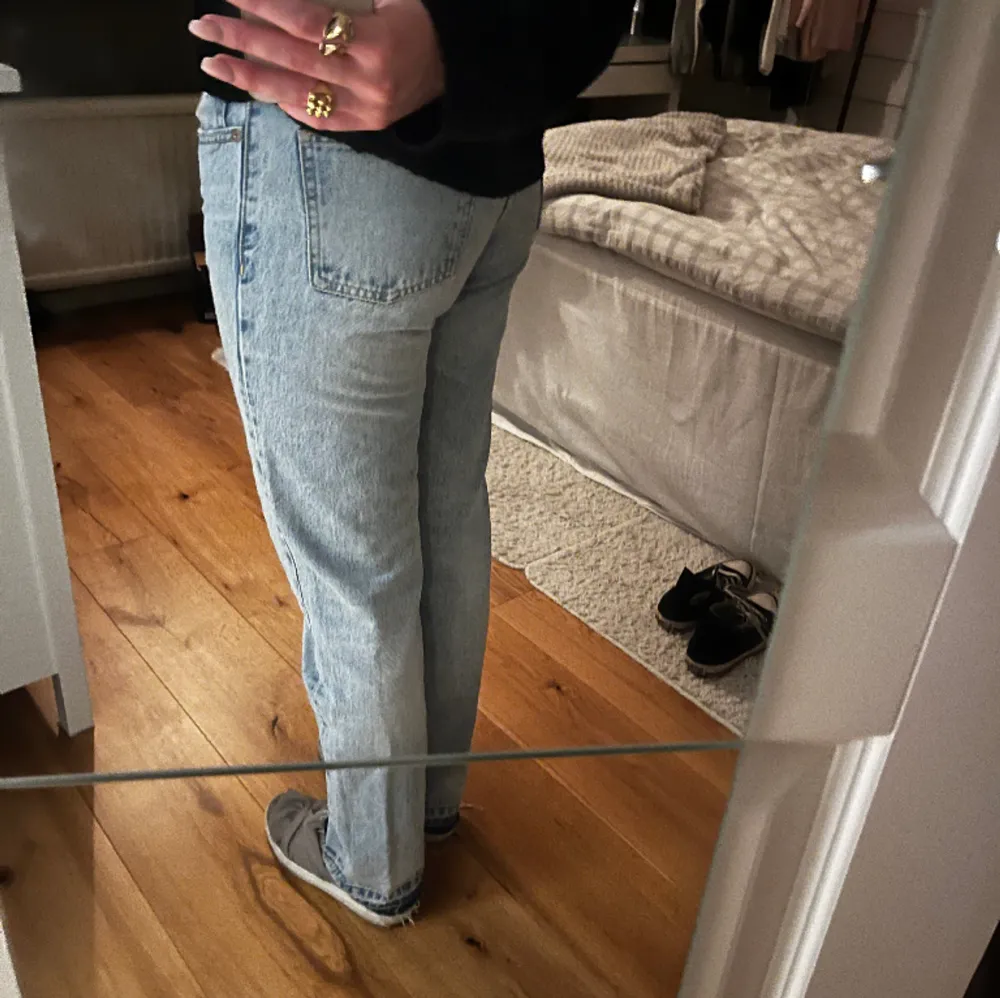 Säljer dessa blåa jeansen från zara, med ett hål i vänstra knät. Mid waist och i bra skick❤️. Jeans & Byxor.