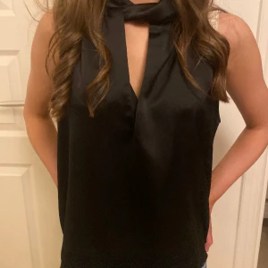 satintopp - säljer denna as snygga satintopp från zara, endast använd en gång, som i nyskick o inga defekter, skriv för fler frågor!!🥰🥰🥰