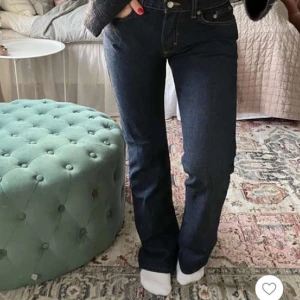 jeans - skit snygga jeans med skönt o bekvämt material, säljer pga dom inte kommer till användning❤️ PRIS KAN DISKUTERAS!!!