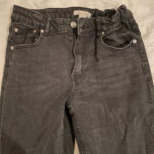 Säljer dessa svarta jeans från Gina Young i storlek 164. De ser gråa ut på första bilden först jag tog med blixt. 