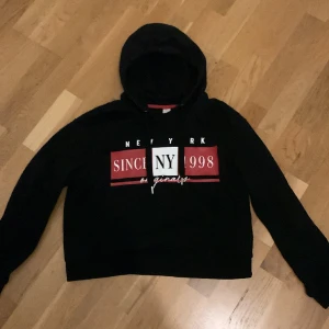 Svart hoddie - Det här är en fin svart hoddie med röd och vit text på. Har inte använt så många gånger. Den är M men den passar på mig som har S och Xs, om ni vill ha bättre bilder eller undrar något är det bara att skriva till mig!💕