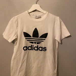 AdidasT-shirt - Adidas t-shirt, inte använd så många gånger, bra skick