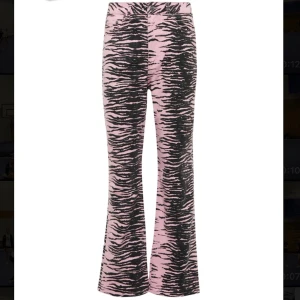 Ganni jeans  - Jättesnygga Begagnade jeans från GANNI. Säljer på grund av fel storlek. Jättefint skick!!!!! 