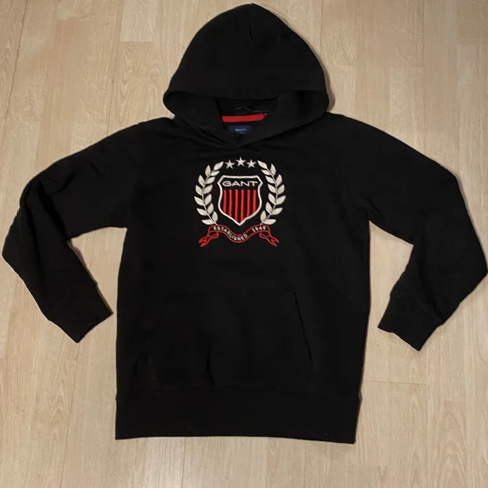 Riktigt snygg och skön gant hoodie. Skick 10/10. Passar runt 150-160 i stl. Kolla in mina andra annonser. Fraktas inom 48h📦📩. Hoodies.