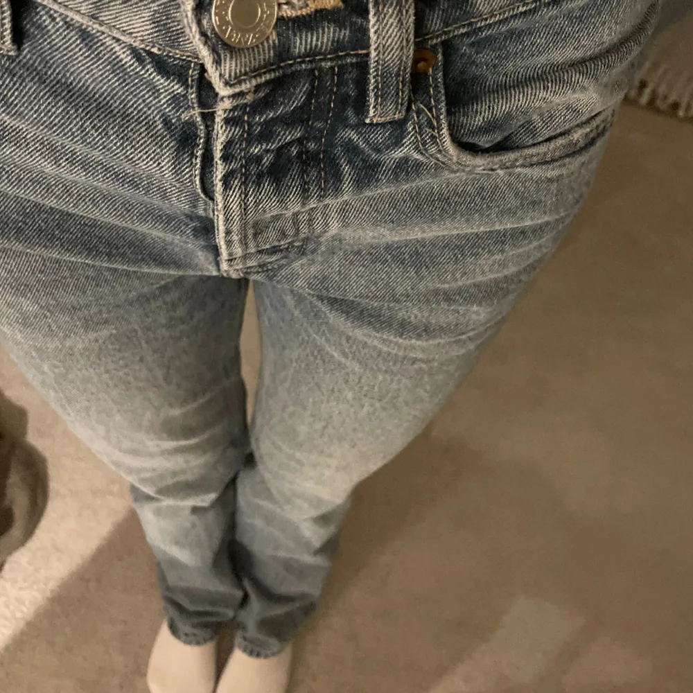 Blå/grå jeans . Jeans & Byxor.