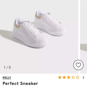Sneakers  - Vita sneakers med högre sula från Nelly. Knappt använda så i väldigt fint skick✨