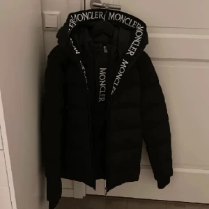 Moncler jacka - Super varm o skön Moncler jacka som jag köpte av en tjej därför lågt pris. Går även att skanna jackan för att se att den e äkta som man kan se på bild nummer 2🫶🏼