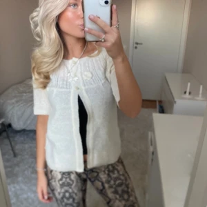 Vit kofta - Säljer denna vita kofta. Har du någon fråga är det bara att höra av dig🫶🏻