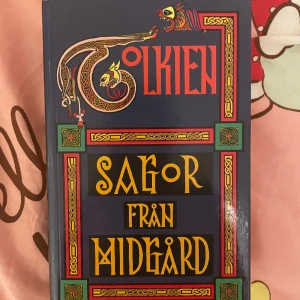 sagan om ringen; sagor från midgård - svin snygga dock har jag inte mycket plats i min bokhylla! kan erbjuda mängd rabatt för alla böckerna jag lägger upp (just sagan om ringen) små märken här och var