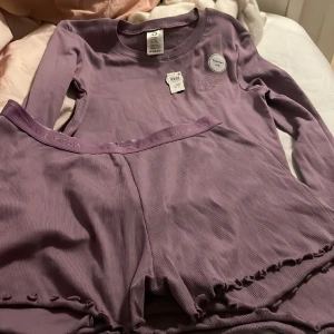Fint pyjamas sett - Säljer detta sett aldrig använt, helt nytt. Säljer för 250kr