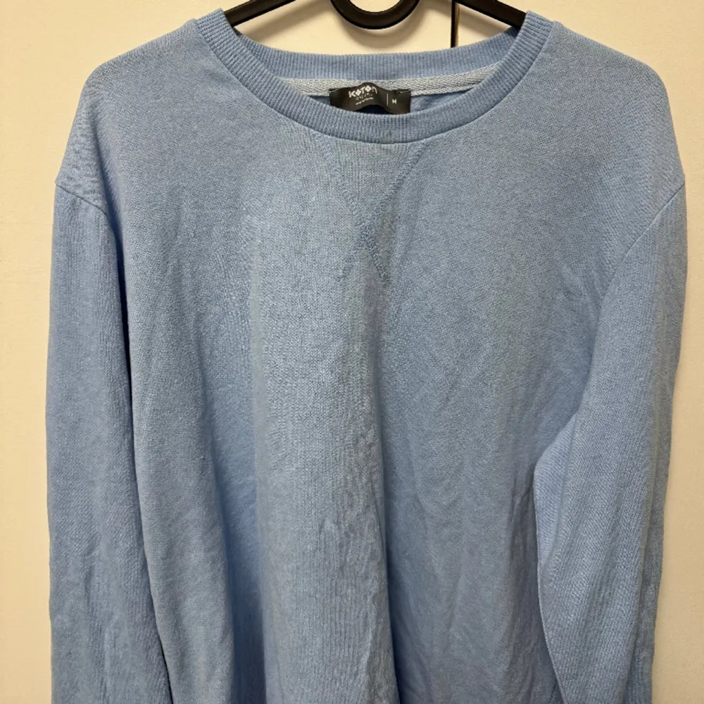 Ljusblå stickad tröja från koton storlek M men sitter som Small och M säljer för 250kr.. Tröjor & Koftor.