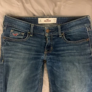 Lågmidjade jeans - Snygga bootcut jeans i storlek 25x33 passar bra i längd på mig som är 168cm, finns ett litet hål som är igen sytt på insida lår men märks inte av. Finns bilder på de💓