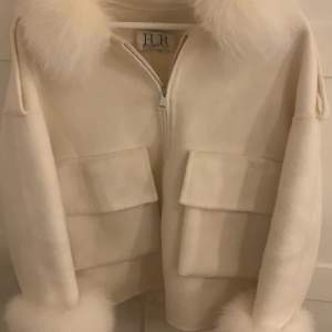 Säljer min Stephanie jacket i färgen off white från furstockholm. Ny pris 2499. Mycket gott skick förutom (se sista bild). 🤍🤍  