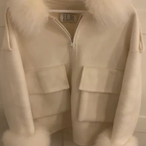 Päls kappa vit - Säljer min Stephanie jacket i färgen off white från furstockholm. Ny pris 2499. Mycket gott skick förutom (se sista bild). 🤍🤍  
