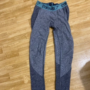 gymshark tights - säljer ett par jättefina gymshark tights i storlek xs. använt skick men ändå bra❤️