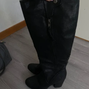 Svarta boots - Säljer dessa boots då de inte används! Lite defekter där bak (se bild 3) därav priset. Snygga annars🫶🏼
