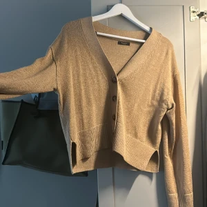 Kofta Massimo Dutti - Jätte fin beige stickad kofta. Kort i modellen. 