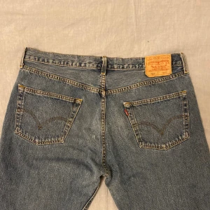 Levi’s 501 - Ljusblåa Levi’s 501. Storlek: W38, L31.  Säljer pågrund av fel storlek. Funkar både för dam och herr.