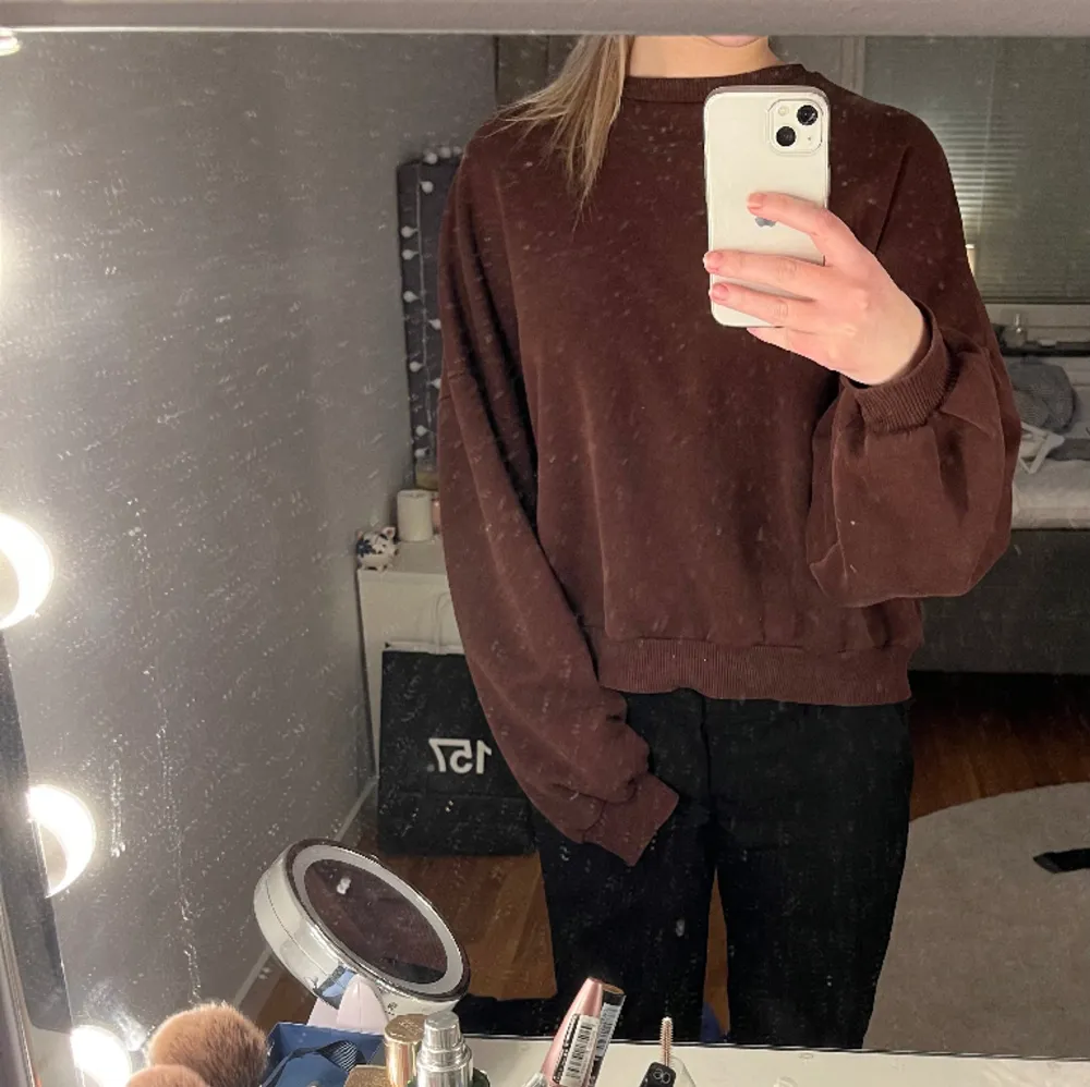 En helt vanlig brun oversized sweatshirt Använd, men absolut inte sliten  Var inte rädd att skriva ifall du har minsta lilla fråga😊. Tröjor & Koftor.