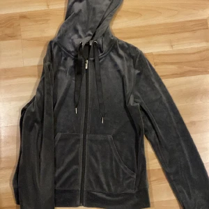 Kofta - Mysig, grå kofta från Gina tricot som liknar Juicy Couture koftorna! Sammet tyg på utsidan. Skriv om du har frågor eller annat.