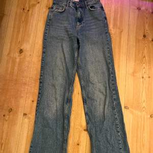 High waist jeans från ginatrioct i strl 34 andvänd några ggr är bara lite slitna längst ner 