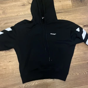 Off white hoddie - Säljer nu min offwhite hoddie för jag har tröttnat på den. Köpt för 5,400kr och den är som ny skick 