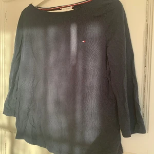 Tommy Hilfiger-tröja  - Marinblå Tommy Hilfiger-tröja med 3/4-ärmar. Storlek M och knappt använd så den är i mycket bra skick.