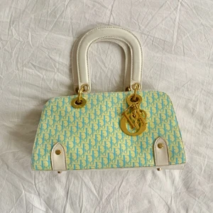 Väska - Väska med gulddetaljer ⭐️