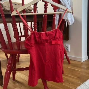 Gullig topp - Topp med rosett. Liten i storleken , passar som en xs. 