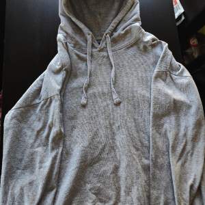 Grå hoodie, köpt på Lager 157, storlek XL, inte använt jättemycket. Köparen får betala frakten. Skicka ett pm om du undrar något! :))